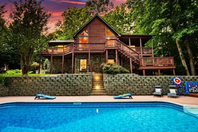 Image de Private Luxe Riverfront Cabin: Pool; Hot Tub; Fire pit; Game Room; Disc Golf