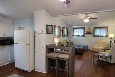 Image de Sunny and Clean Home on Oak Island