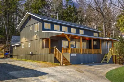Image de Katahdin - Cabin 4 · Lawrence's Lakeside Cabins | 'Katahdin': Boat Dock + Kayaks