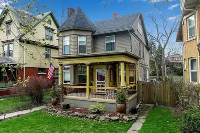 Image de Charming 5 Br Grand Victorian Family Home King Suite Walk to Falls Game-Room