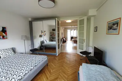 Spacious air-conditioned flat with park view and neighborhood vibes