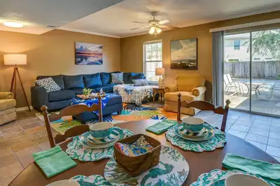 Image de Breezy Fort Walton Townhome ~ 5 Mi to Beach!