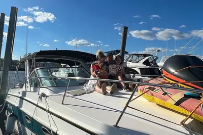 Image de Gorgeous Boat - weekend on the water - 2 bdrm Cabin Cruiser-yacht club included