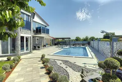 Image de Villa avec piscine, terrasses confortables et barbecue