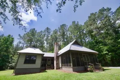 Image de A quiet peaceful getaway that is surrounded by beautiful trees and wild life.
