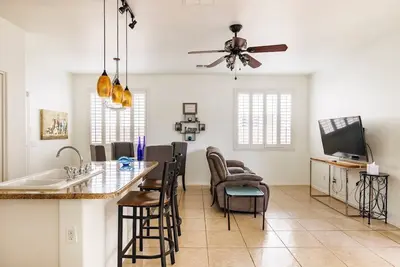 Clean and Comfy 4brm Phx Home with Putting Green!