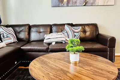 Image de Friends & Family Getaway. Comfy, Spacious & bright (pool table/backyard)