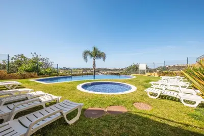 Image de Appartement de vacances \"Avec piscine Marina et vue sur la mer\" avec piscine partagée et Wi-Fi