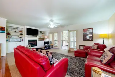 Image de Inviting riverfront condo with fireplace, balcony, central Ac, & W/D