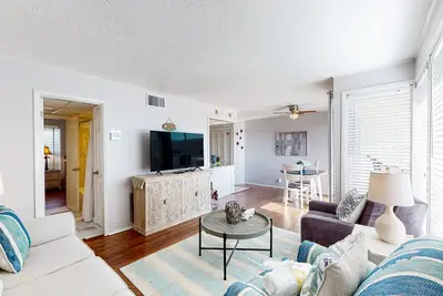 Image de Charming condo with pool, hot tub, tennis, balcony, & W/D