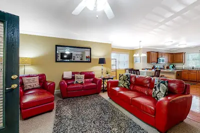 Image de Inviting riverfront condo with fireplace, balcony, central Ac, & W/D