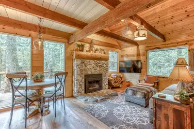Image de 2-story mountain cabin with loft and fireplace, deck, streaming, washer\/dryer