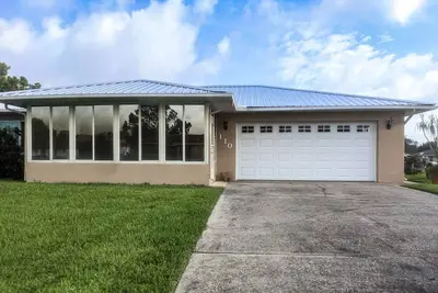 Image de Water-view dog-friendly home with dock, electric grill, fast WiFi, water access