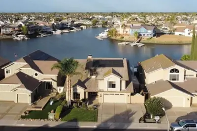 Image de Discovery Bay Executive Waterfront Home with Extra Large Dock and Water Toys
