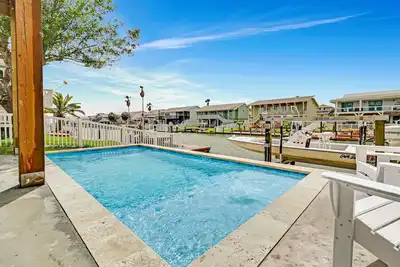 Image de Newly constructed, canal-front home with private dock, covered deck, pool & W/D