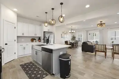Image de Spacious New Build Near the White Water Center