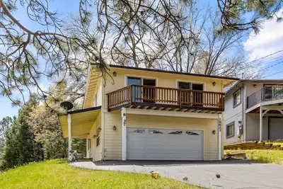 Image de Bright, dog-friendly house with grill, patio, beautiful views, and balconies