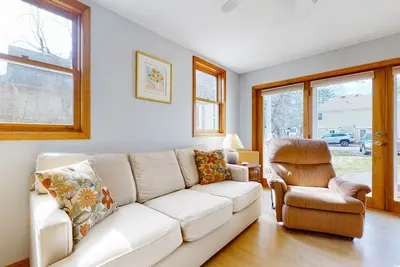 Image de Light-filled home with multiple decks - walk 3 blocks to Long Sands Beach