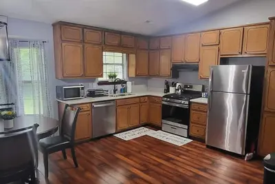 Image de 3-Level PetFriendly Home, Pool Table, Patio, Backyard, WiFi, Dedicated Workspace