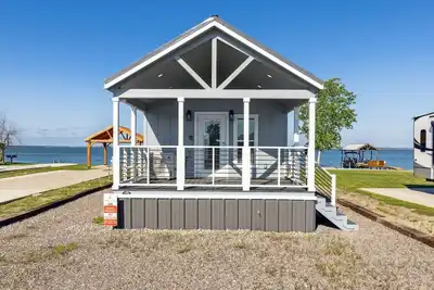 Image de Dazzling + Modern Tiny Lake Home