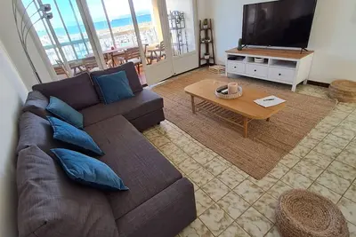 Image de T3 climatisé avec Wi-Fi et parking privé - À 200 m de la plage