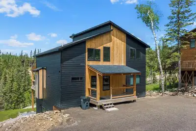 Image de New modern Scandinavian mountain home