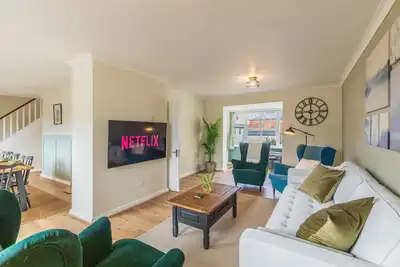 Image de 4 Bed City House With Private Garden and Parking