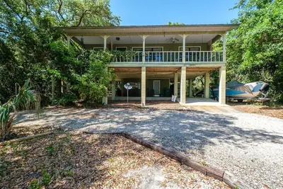 Image de Porch Pace- Quiet Home with glimpse of water views