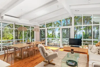 Image de Coolami - Modern spacious home with a front row ocean position