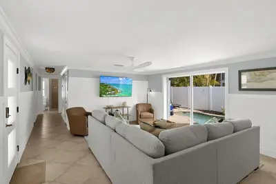 Image de 5 Minute Short Walk To Beach, Shops and Restaurants - Single Level Home