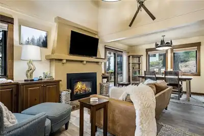Image de 1331 Zurich Lane - Modern Mountain Chalet