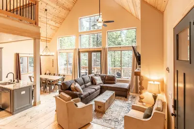 Image de Sierra Luxury Chalet - Pool Access & A/C!