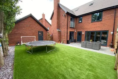 Image de Exclusive 5 Bed Family House in Country Village