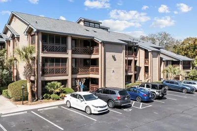 Image de Enjoy overlooking the pool from your 2Br/2Ba double level condo! Near beach.