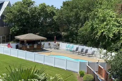 Image de Private Pool, Tiki Bar, Beach & Sound Access