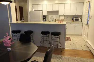 Image de Downtown Duplex Upper with garage