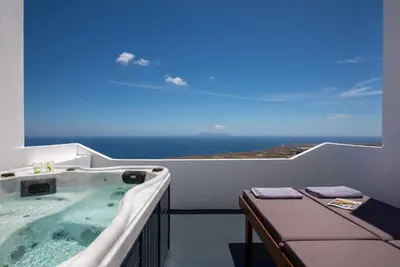 Image de White Utopia Apartment - Split Level