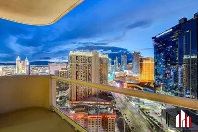Image de Mgm Signature-27-805 F1 Track & Strip View Balcony