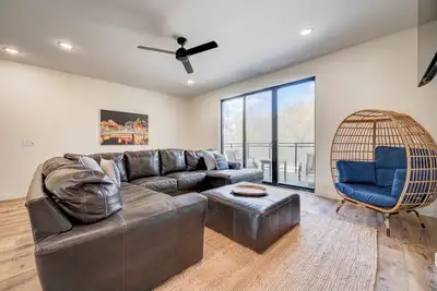 Image de New Modern Townhome in the Heart of Arnolds Park and Downtown Boji!