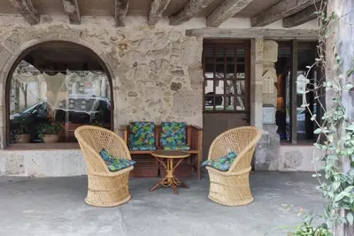 Image de Sous les arcades de Fourcès - Jolie maison médiévale