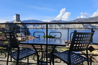 Image de trilocale vicino al centro di Malcesine con piscina e vista lago