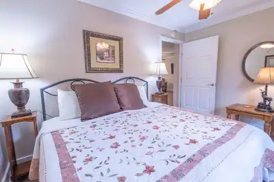 Image de Walk your dog to Mars Hill University and Town Center from the Cascade Cottage