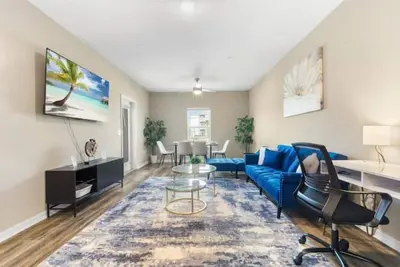 Image de Sophisticated 3bd/2ba Retreat: Pool, Gym, Laundry