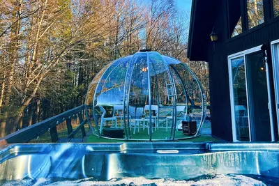 Image de White Holiday Cozy Chalet W Hot Tub bubble room and pool