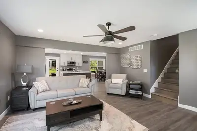 Image de New Home! Quiet location- only 3 minutes to Notre Dame- Sleeps 12