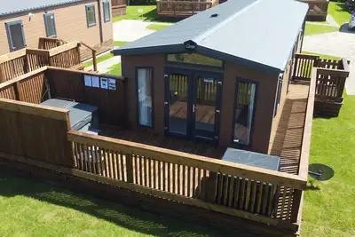 Image de Honeysuckle Lodge, pet friendly, with hot tub in Staithes