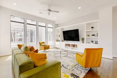 Image de 4-story downtown Houston townhouse with patio, balcony, streaming, washer/dryer