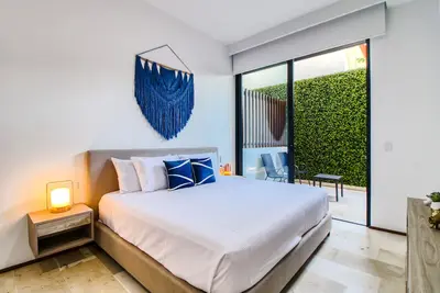 Image de Resort apt 1 block from beach with patio, rooftop pool, gym, kitchenette, & Ac