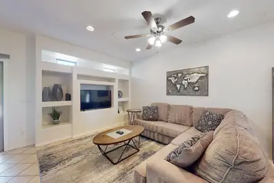 Image de Dog-friendly home with fenced yard, pool & hot tub access- near P83