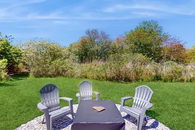 Image de Inviting bungalow with fireplace, patio, firepit, full kitchen, & W/D